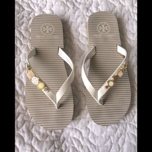 Tory Burch Flip Flops Off White🚨
